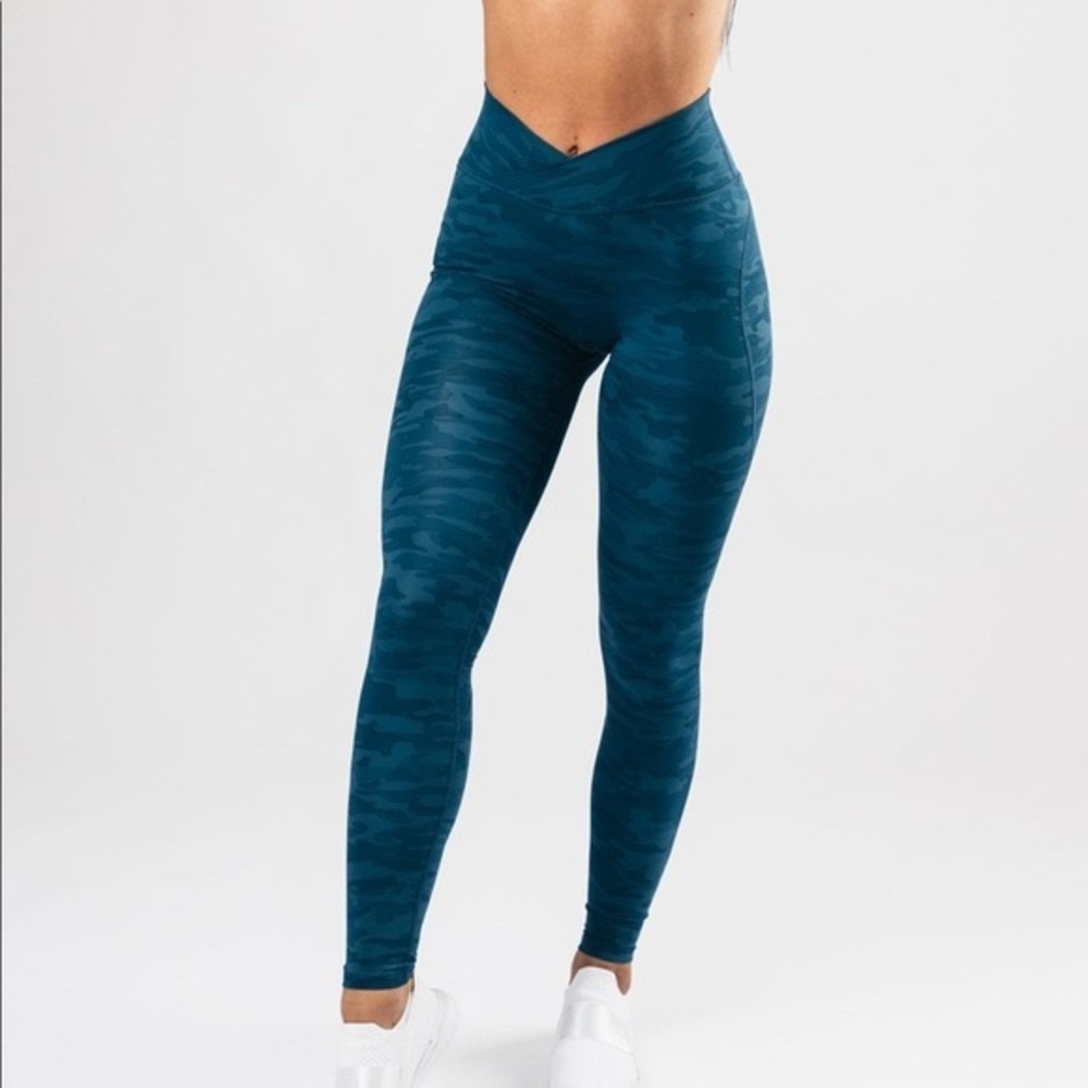 EUC‎ Womens Alphalete Surface Power Leggings - Delta Blue Camo size M